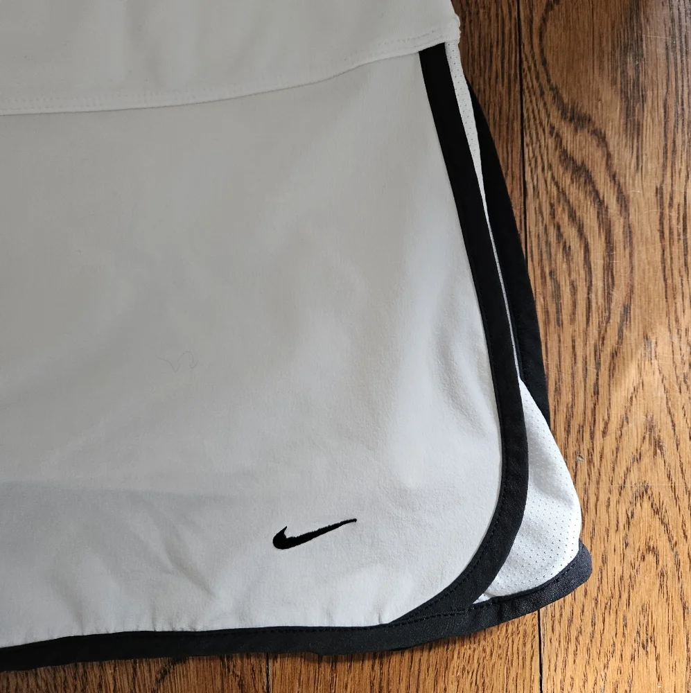 Nike Women's White and Black Athletic Skort - Size Medium - Picture 4 of 12